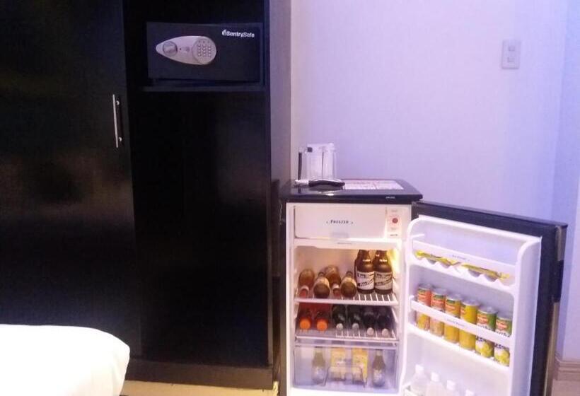 اتاق اجرایی, Fields Walking Street