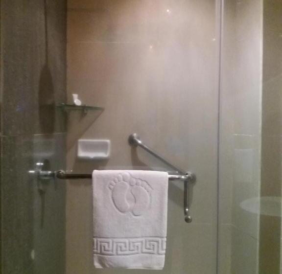 اتاق اجرایی, Fields Walking Street