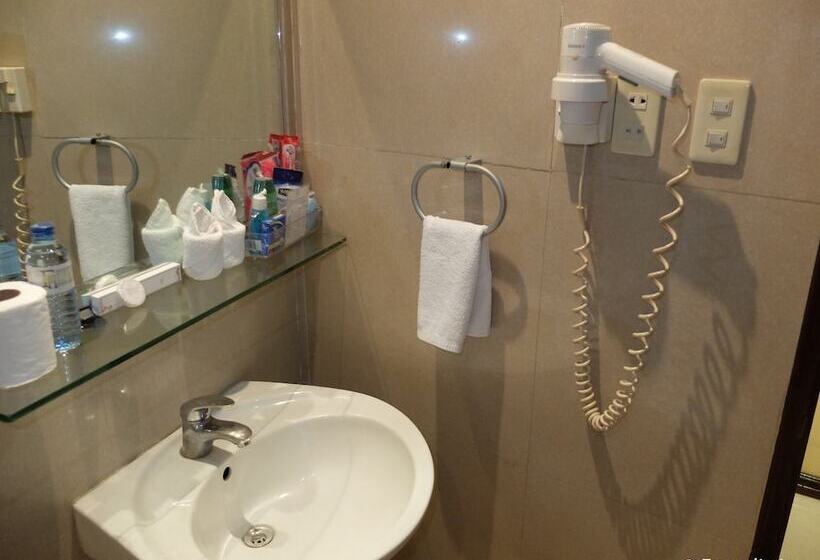 اتاق لوکس, Fields Walking Street