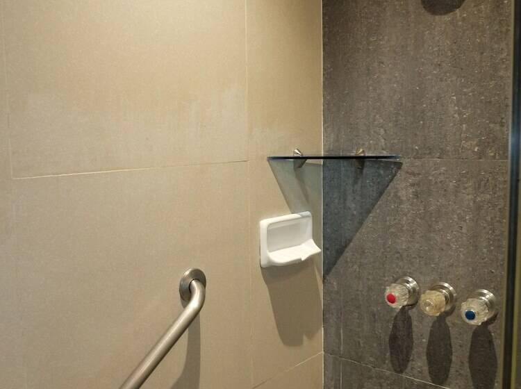 اتاق لوکس, Fields Walking Street