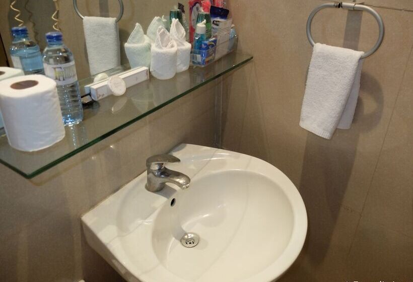 اتاق اجرایی, Fields Walking Street