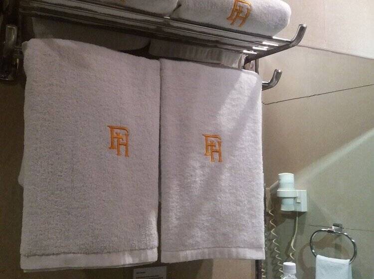 اتاق اجرایی, Fields Walking Street