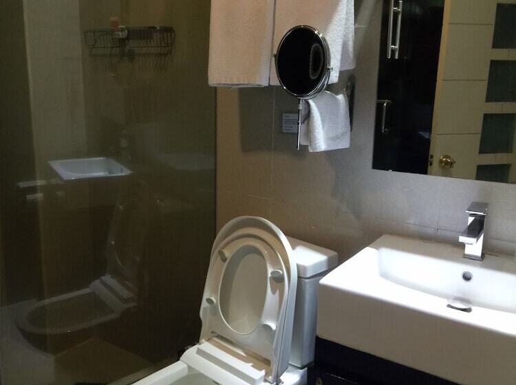 اتاق اجرایی, Fields Walking Street