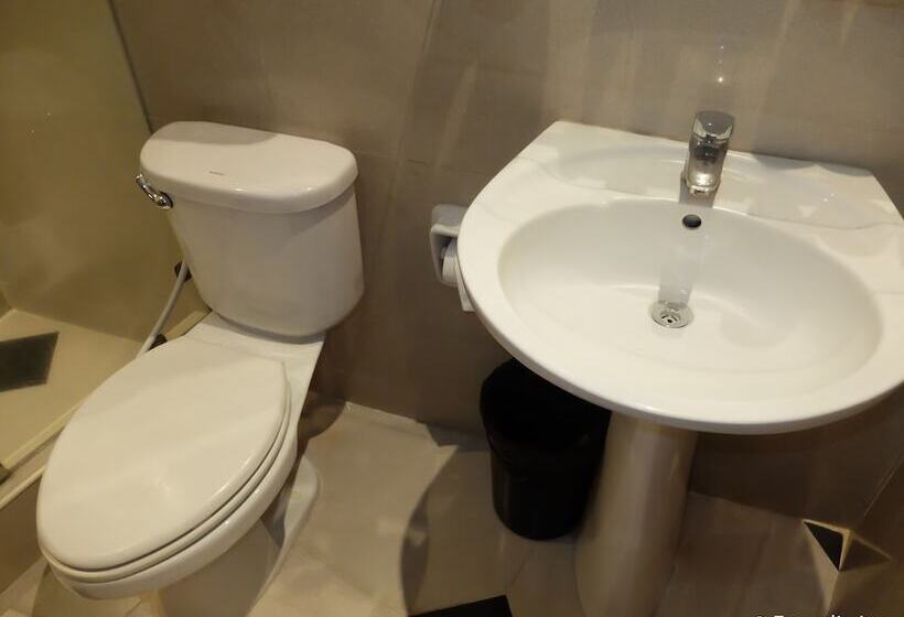 اتاق اجرایی, Fields Walking Street