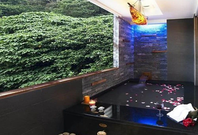 اتاق لوکس, Golden Hot Spring