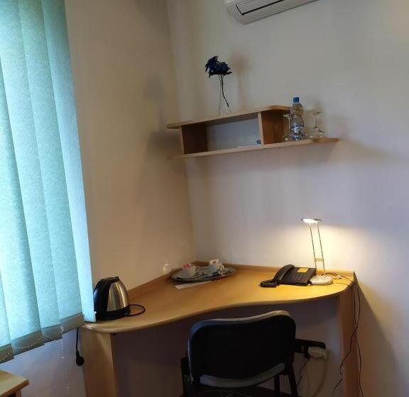 اتاق لوکس با وان آب گرم, Isora