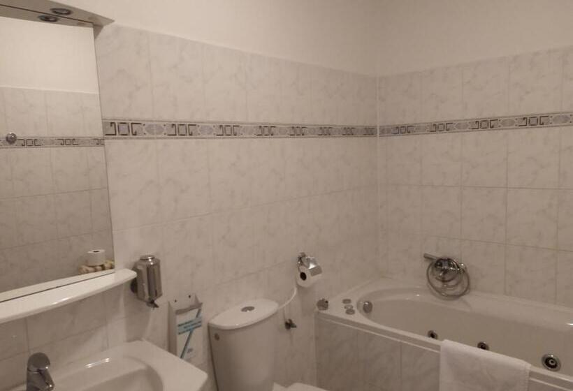 اتاق لوکس با وان آب گرم, Isora