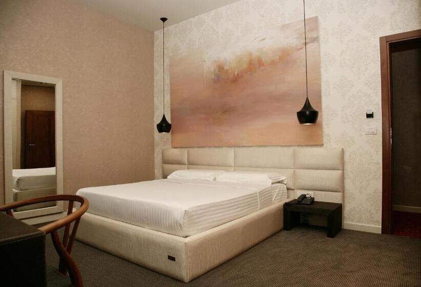 غرفة قياسية, La Bohème