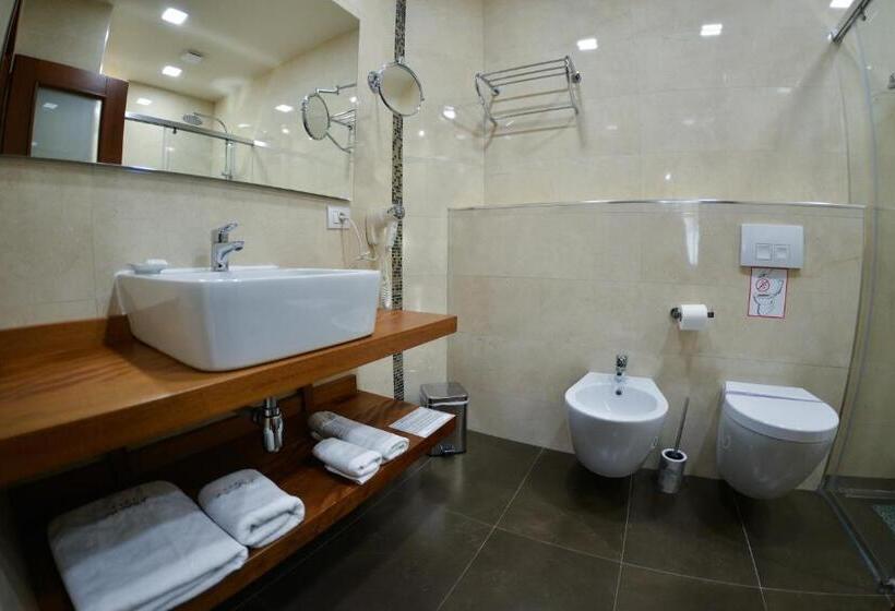 غرفة قياسية ثلاثية, La Bohème