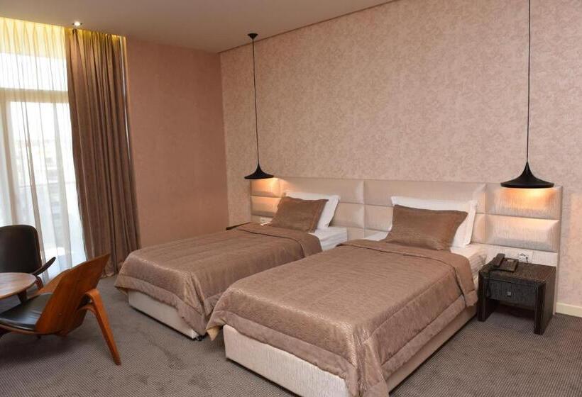 غرفة قياسية مزوَّدة بشُرفة, La Bohème