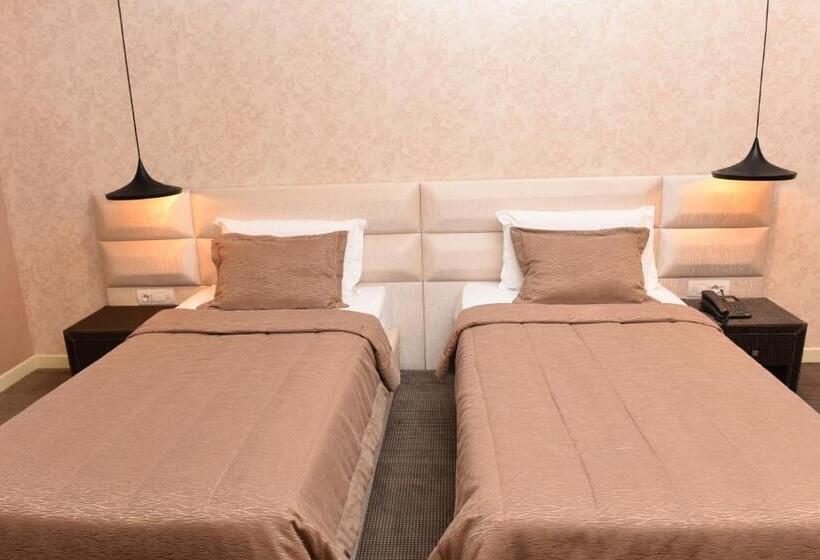 غرفة قياسية مزوَّدة بشُرفة, La Bohème