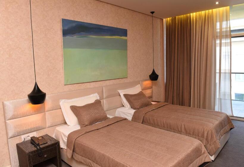 غرفة قياسية مزوَّدة بشُرفة, La Bohème