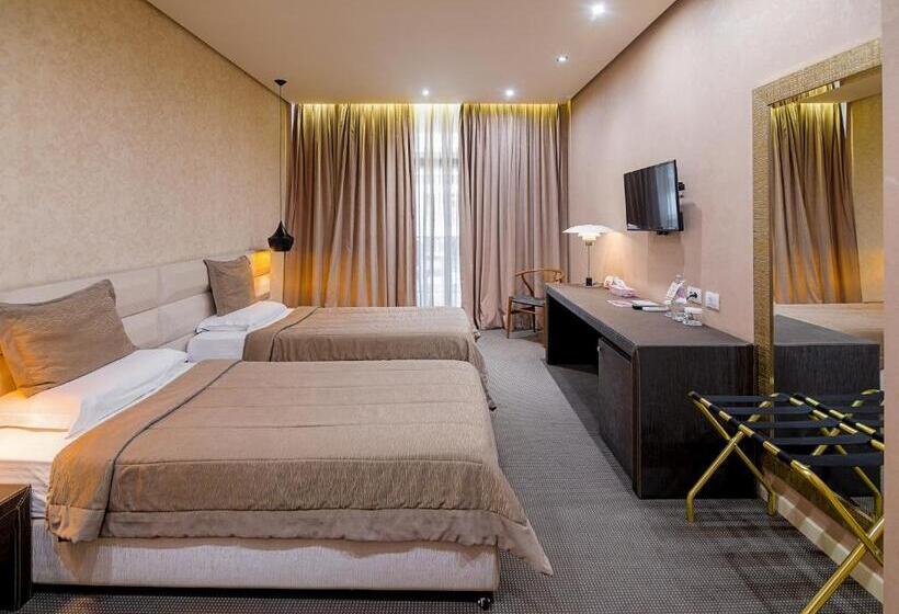 غرفة قياسية مزوَّدة بشُرفة, La Bohème