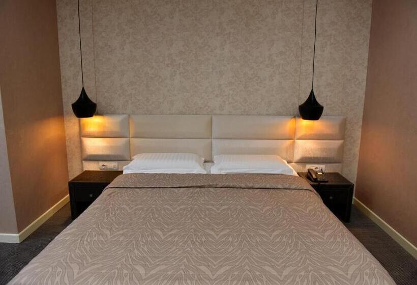 غرفة قياسية, La Bohème