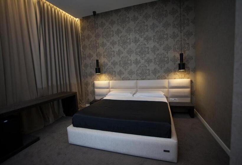 غرفة قياسية, La Bohème