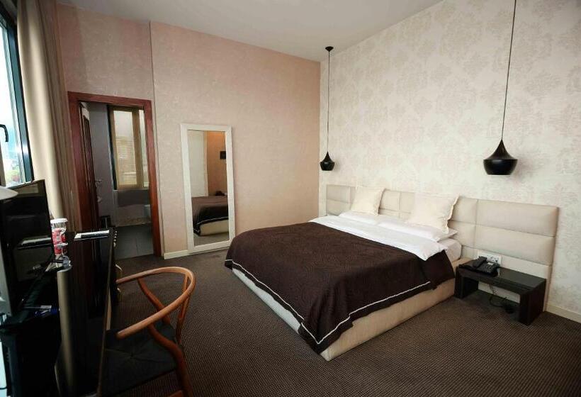 غرفة قياسية, La Bohème