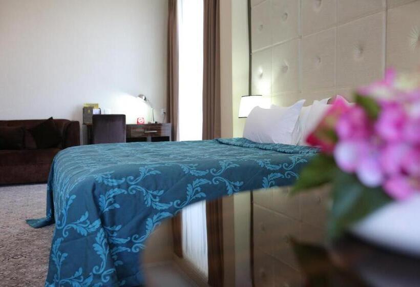 سوییت جونیور, Plaza Hotel Bishkek