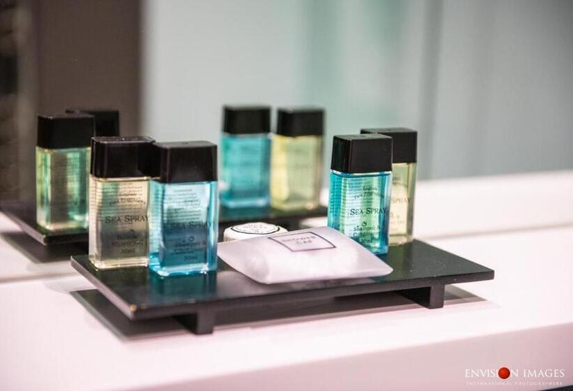 חדר דלוקס, Red Hall