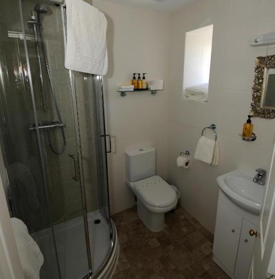 Camera Standard, Tides Reach Guest House