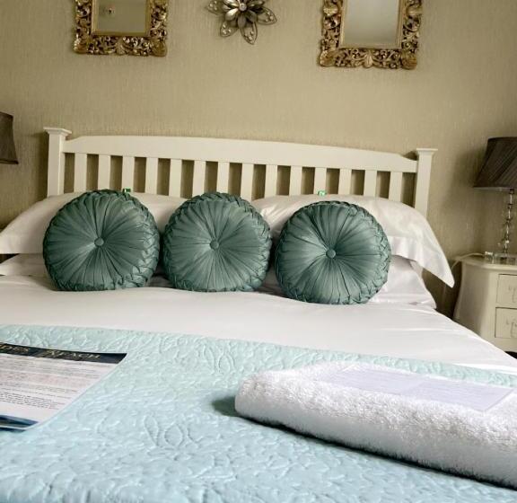 Camera Standard, Tides Reach Guest House