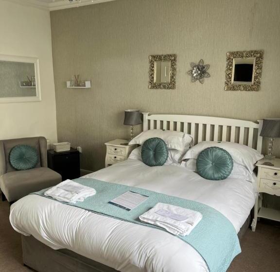 Camera Standard, Tides Reach Guest House