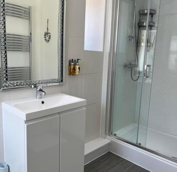 Camera Deluxe, Tides Reach Guest House