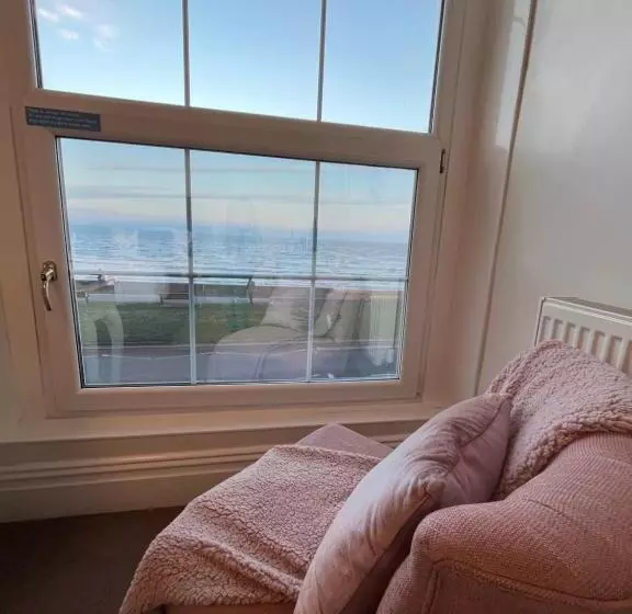 اتاق لوکس با چشم‌انداز دریا, Tides Reach Guest House