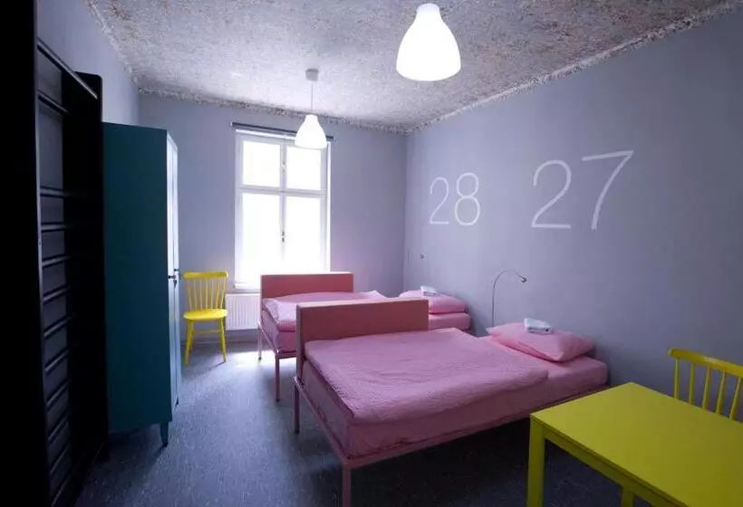 ルームシェアのワンベッド, Hotel U Zlatého Kohouta