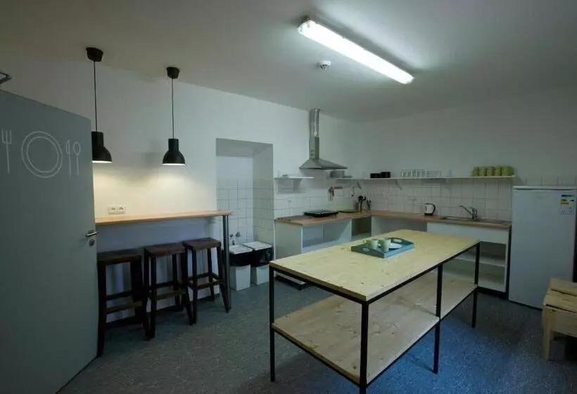 ルームシェアのワンベッド, Hotel U Zlatého Kohouta