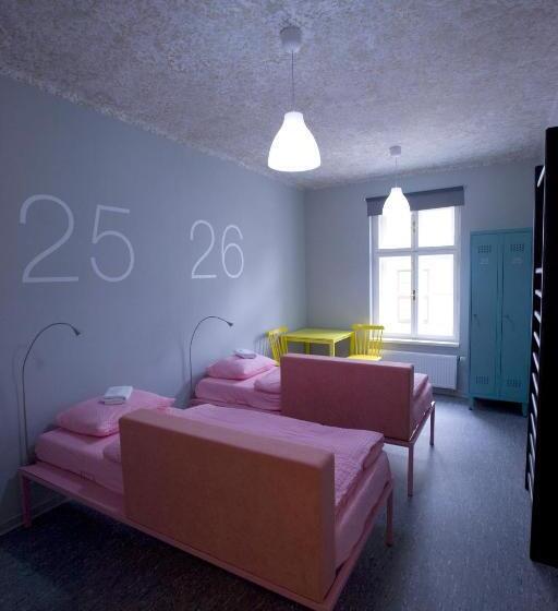 تختخواب در اتاق مشترک, Hotel U Zlatého Kohouta