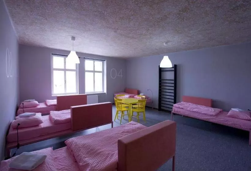 ルームシェアのワンベッド, Hotel U Zlatého Kohouta