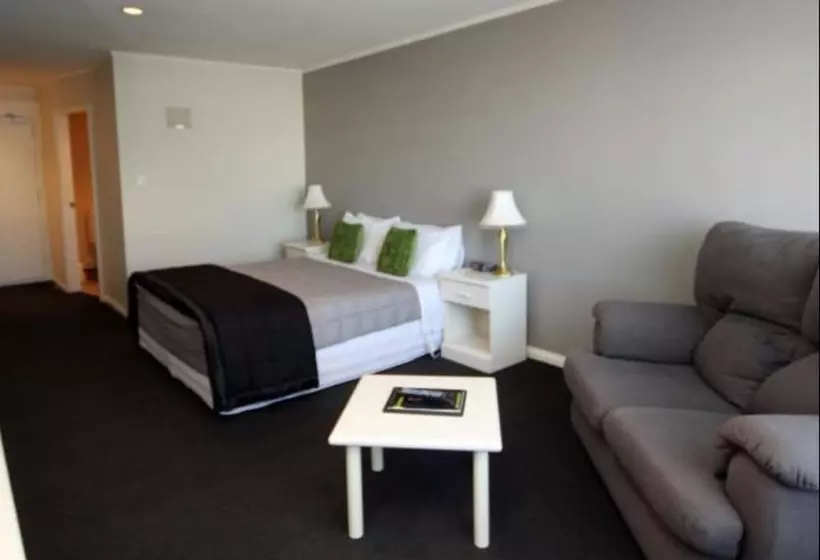 スタンダードスタジオ, Champers Motor Inn