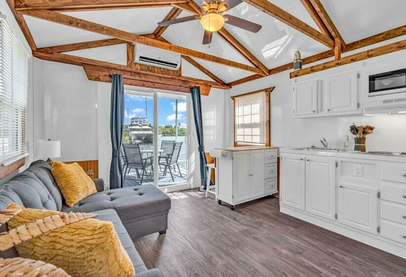 デラックスバンガロー, Aqua Lodges At Coconut Cay Rv And Marina