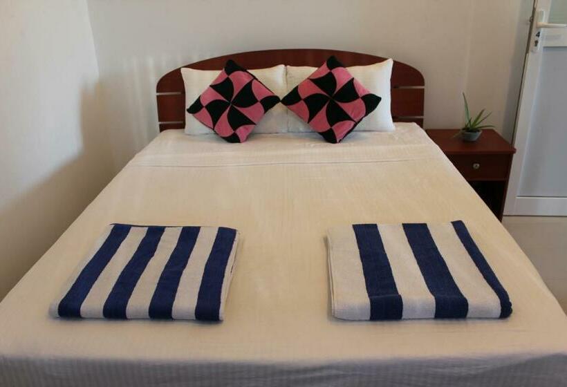 اتاق استاندارد با سرویس بهداشتی مشترک, Riku Surf House Hiri