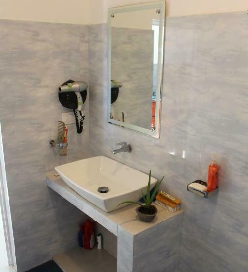 اتاق استاندارد با سرویس بهداشتی مشترک, Riku Surf House Hiri