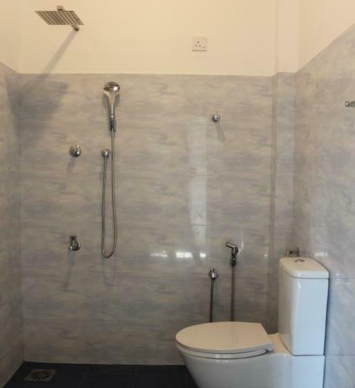اتاق استاندارد با سرویس بهداشتی مشترک, Riku Surf House Hiri