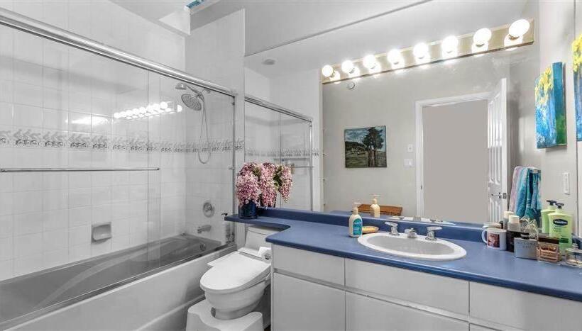 Люкс Вид на Море, Vancouver Sea View Palace Inn