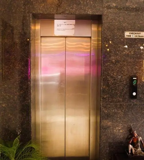 デラックスルーム, The कस्तूरी