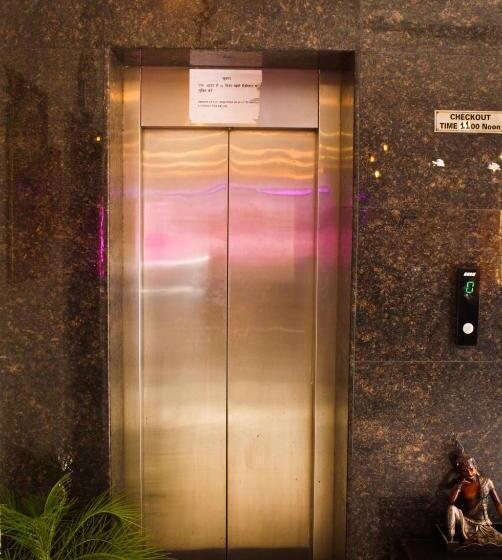 家庭套房, The कस्तूरी