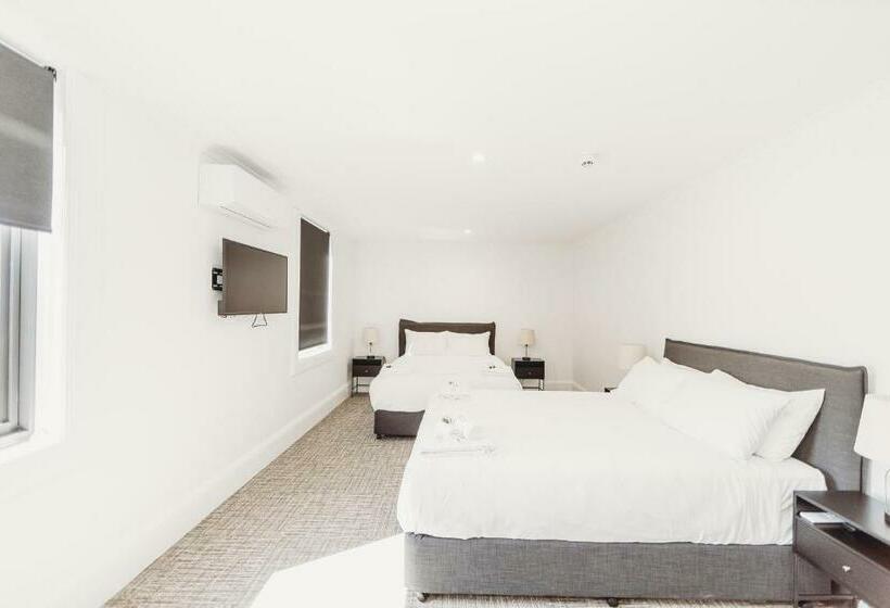 חדר משפחתי, The Albion