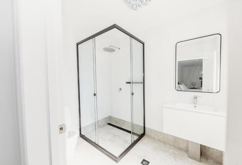 חדר משפחתי, The Albion