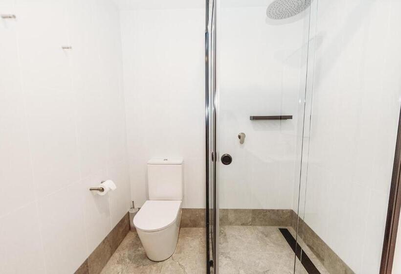 חדר משפחתי, The Albion