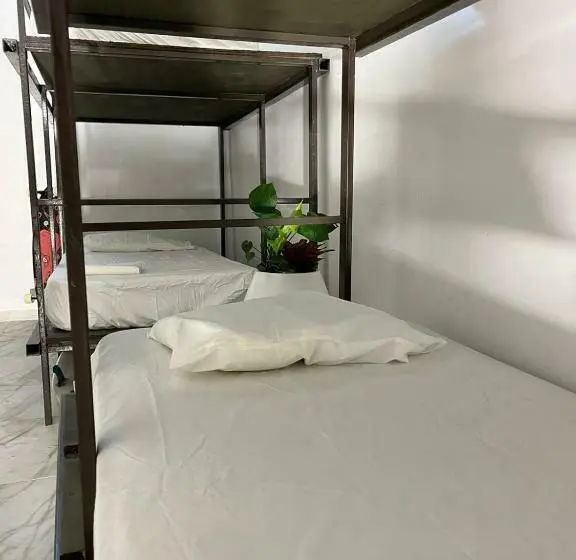 تختخواب در اتاق مشترک, Rincon Dorms