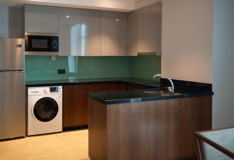 سوئیت با تخت بزرگ, The Seven