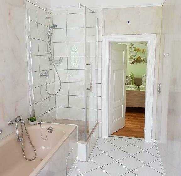 חדר משפחתי, Villa Brockenstürmer