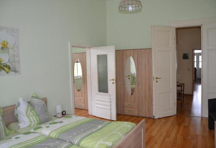 חדר משפחתי, Villa Brockenstürmer