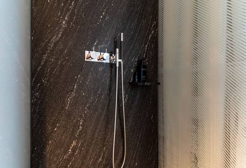 غرفة بيزنس, Das Flint