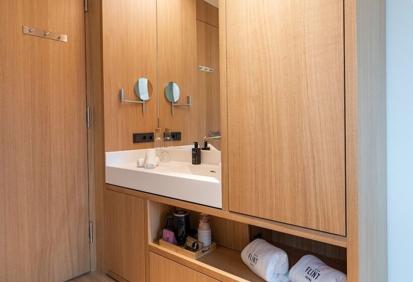 غرفة بيزنس, Das Flint