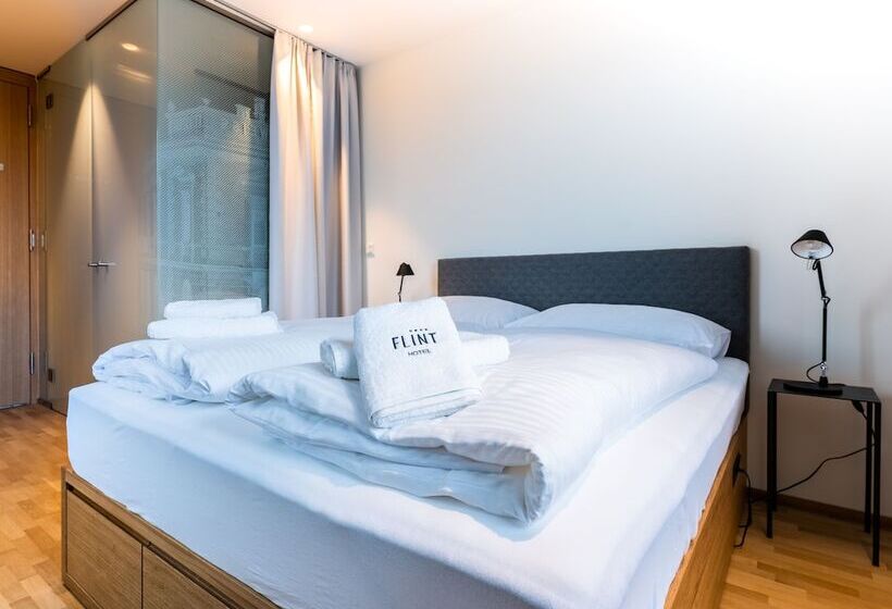 غرفة بيزنس, Das Flint