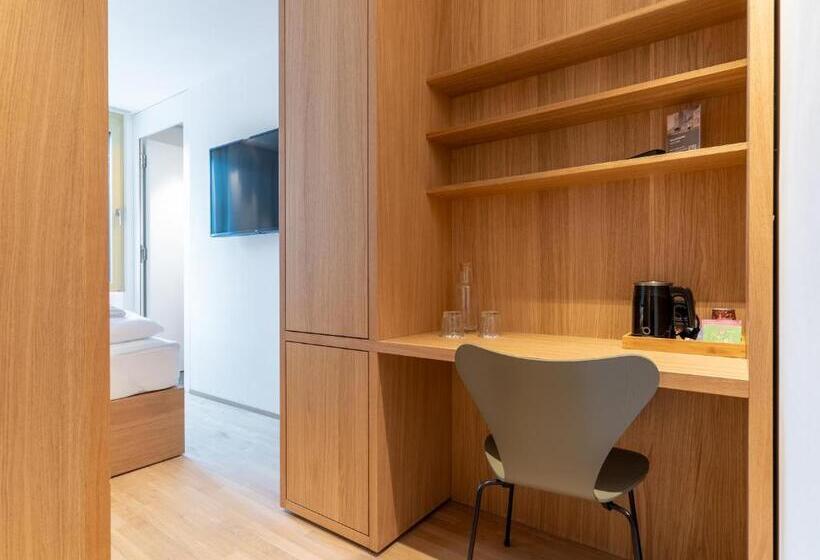 غرفة بيزنس, Das Flint